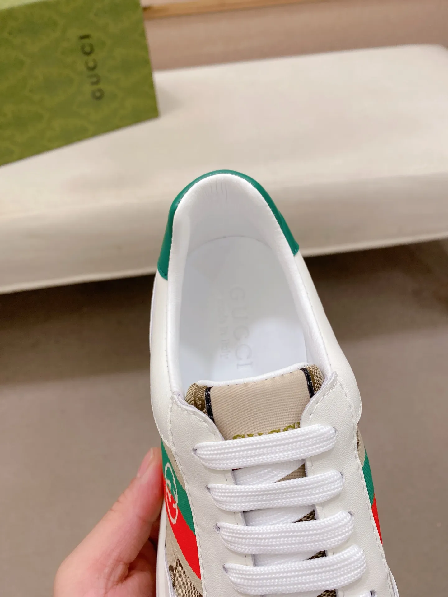 Men's shoes💰 440💰The new GUCCI (Gucci) counters are launched simultaneously. The new men's shoes, 😘fabrics are selected from imported cowhide, and the lining is sheepskin lining. 👍🏿 High-end ☄️ air-cushion molded anti-slip rubber outsole, exquisite lines, simple and elegant, comfortable and high-end for leisure travel. Code number: 38 to 44 (45 can be customized and cannot be returned or exchanged)